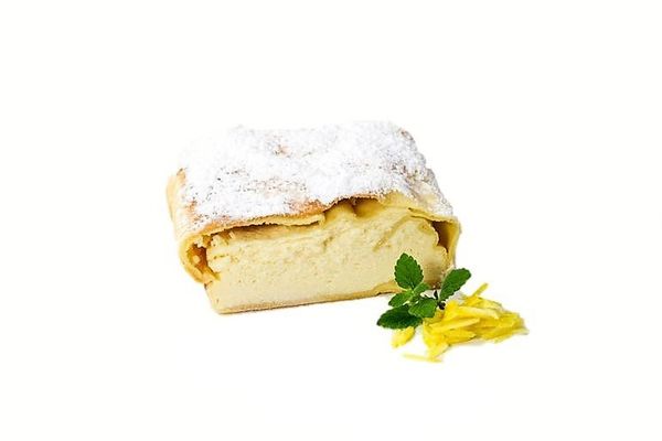 Caterline Heumilchtopfenstrudel gezogen, gebacken, geschnitten 30x150g
